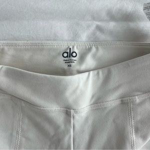 NEVER WORN: ALO YOGA AIRBRUSH HIGH-WAIST 7/8 FLUTTER LEGGING | SIZE XS